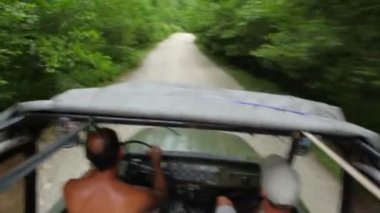 Off-Road aracı ormanda arabanın içinde video üzerinden binme