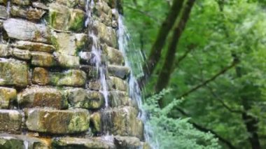 yapay taş şelale fountain Park, aşağıya doğru kaydırma basamaklandırır