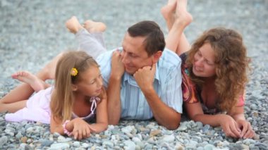 mutlu bir aile üç kişinin yalan pebble beach, üstten görünüm