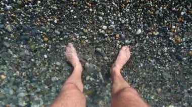 bir yetişkin adam deniz Sörfü, ilk kişi video duran erkek ayağı