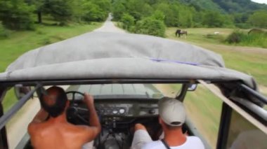 atlar, off-road aracı hareket eden video besleme