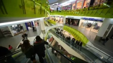 müşteriler büyük alışveriş Dükkanı, geniş açı içinde yürüyen merdiven üzerinde taşıma