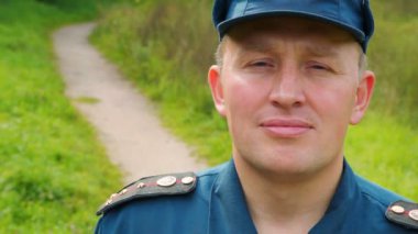 Kurtarma Servisi ayakta park görevlisi portresi