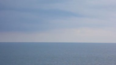 yağmur Karadeniz, yukarıda önce karanlık fırtına bulutları kaydırma