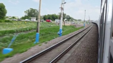 trenin yanından geçerken, sırasındaki arabalara demiryolu üzerinden görüntülemek