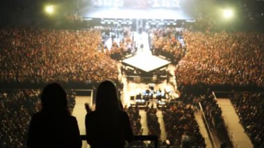 karşı Konser Salonu'nda sahne iki dans eden kadın siluetleri