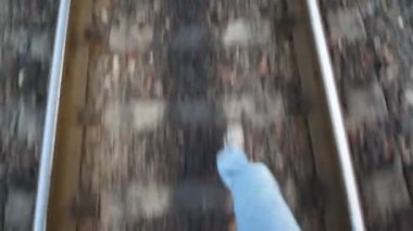 demiryolu, ayaklar için geniş melek görünümü çalışan kamera ile adam