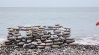 Panama'da küçük kız çakıl taşları Beach, deniz arka planda duvar koymak