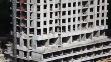 Aşağıdan yukarıya doğru gözden bir vinç ile yukarıdaki bina inşaat yüksek katlı altında