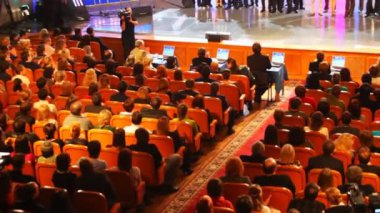 Moskova, 28 Mart: dinleyiciler ve sanatçılar kvn - en popüler Rus tv gösterir üzerinde 28 Mart 2008, Moskova, Rusya bir çekim sırasında. seyirci ve aktörler sahnede numaraları.