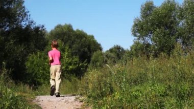 pembe tişört içinde küçük bir çocuk var burada parkta yaz aylarında ishal