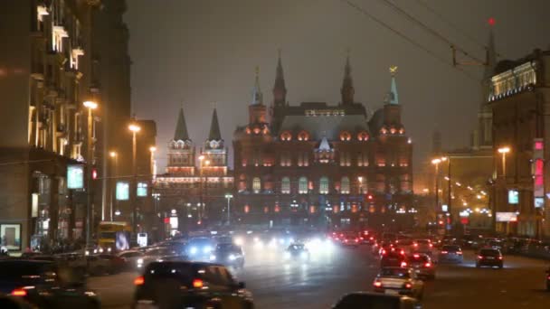Moskova geceleri sokak, kırmızı kare planda hareketli araba — Stok video