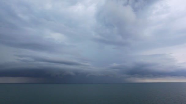 Iluminación de nubes oscuras de tormenta sobre el mar Negro ondeando — Vídeo de stock