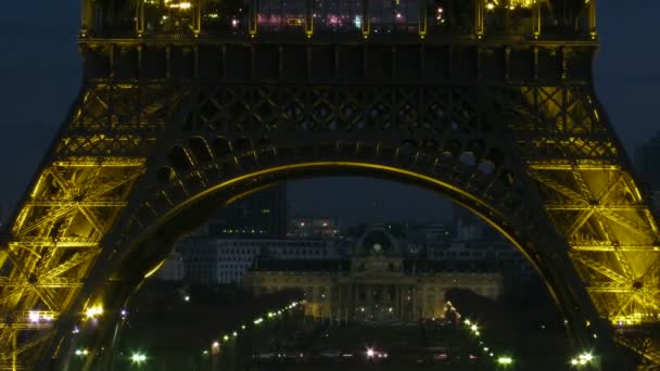 Tour Eiffel keeps away, night movement under Tour Eiffel.  — Stockvideo