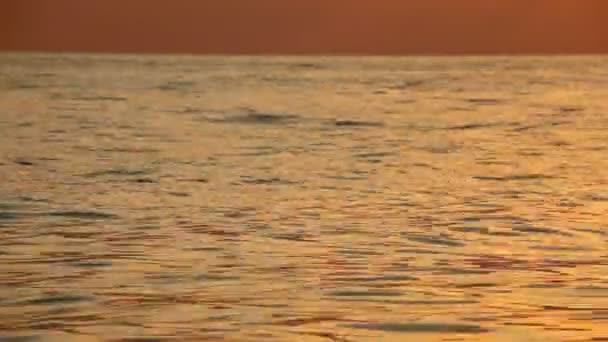 Nature mouvement fond, agitant la mer avec la lumière du coucher du soleil 