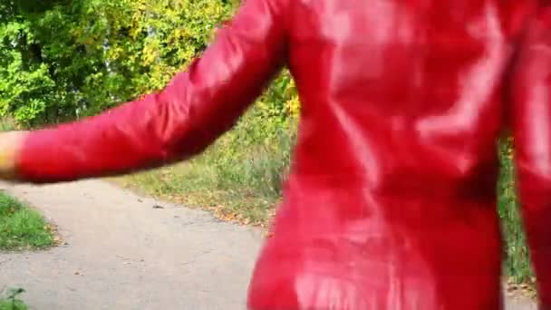 Young woman with little girl running in autumn park, from camera — Stock Video