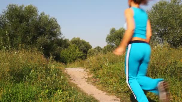 Mężczyzna i kobieta biegać do przodu na ścieżki w parku — Wideo stockowe