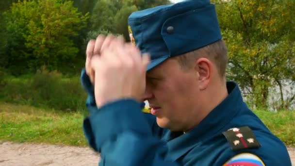 Portrait d'un agent de sauvetage debout dans un parc, profil — Video