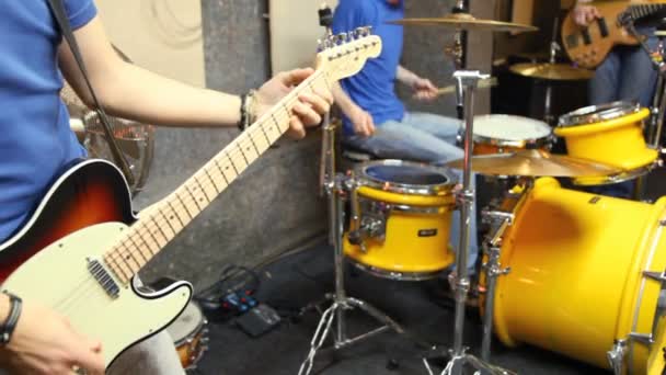 Oidentifierade musiker spelar i studio — Stockvideo