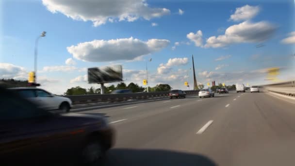 Pohyb aut na moderní dálnici ve světle suché letní den — Stock video
