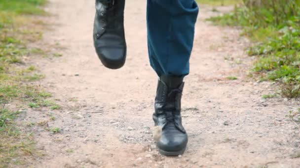 Soldat in Militärstiefeln läuft auf der Stelle — Stockvideo