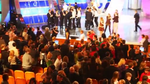 3 月 28 日、モスクワ: 観客とパフォーマー、kvn - 2008 年 3 月 28 日、モスクワ、ロシアで最も人気のあるロシア tv ショーの 1 つのテーピング中. — ストック動画