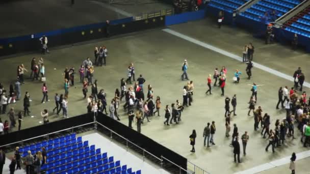 Empty rows of seats and leaving spectators in concert hall — Stock Video