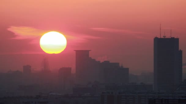 Sunset over a modern city, sun falls for horizon.  — Stockvideo
