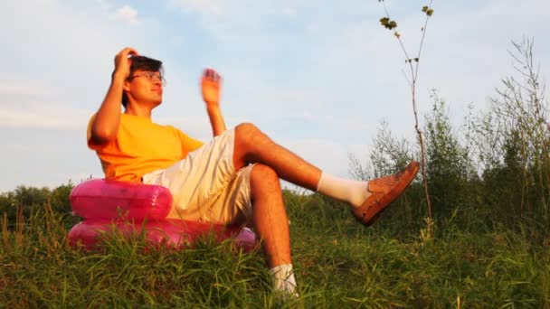 남자 어린이 공원에서 풍선 안락의 자에서 휴식. 경과 시간 — 비디오