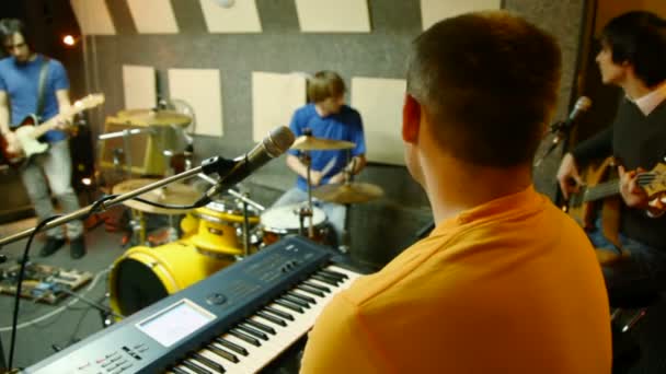 Groupe musical jouant en studio d'enregistrement — Video