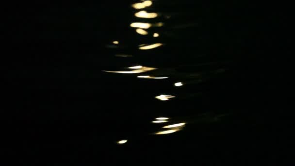 Soyut hareketli arka plan, karanlık dalgalanan su ışık yansımaları — Stok video