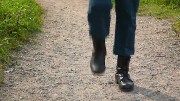 Soldaat in militaire laarzen maart buitenshuis, camera — Stockvideo