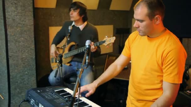 Gitarist el aleti iç klavye erkek melodik melodi müzik nota kişinin piyanist piyano oynamak oyuncu portre ritim şarkı ses stüdyo synthesizer — Stok video