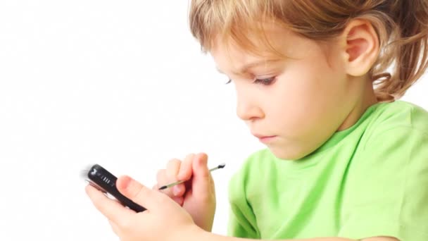 Küçük kız communicator ellerinde tutmak ve beyaz arka plan üzerinde oynamak — Stok video