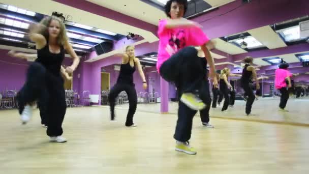 Les filles dansent dans la salle de danse violette — Video