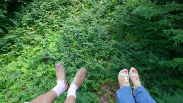 Piedi di turisti che si muovono sulla foresta avove funicolare — Video Stock