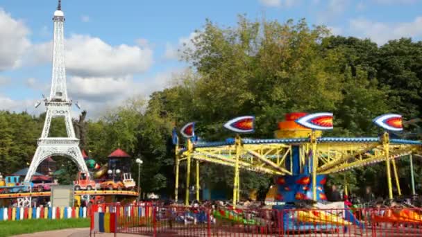 Carrossel de diversões alegre-go-round girando no parque da cidade — Vídeo de Stock