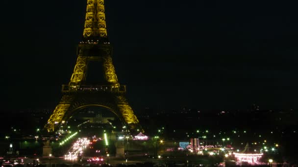 Blick auf nächtliche Stadt mit beleuchtetem Eiffelturm in der Mitte am dunklen Himmel. — Stockvideo