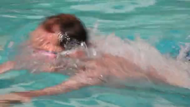 Schwimmer mit Schutzbrille schwimmen im Freibad mit blauem Wasser — Stockvideo