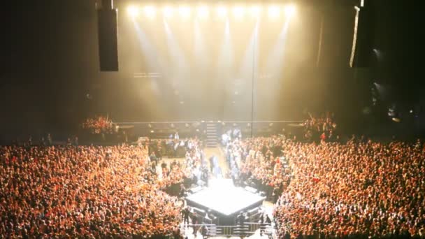 Scéna naplněno světlem mezi v koncertním sále — Stock video