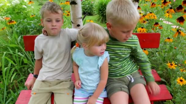 čtyři děti, posezení na lavičce na zahradě