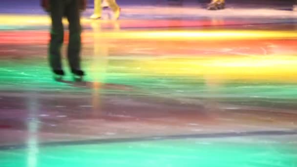 Patinaje sin cabeza en pista de patinaje con iluminación dinámica — Vídeo de stock