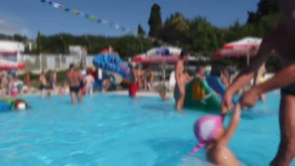 Has fun in water park, panning 360 degrees, blurred video — Stock Video