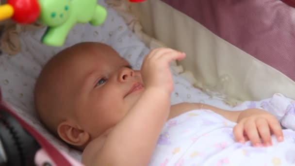 Matka je rukou hladila miminko a dítě s úsměvem — Stock video