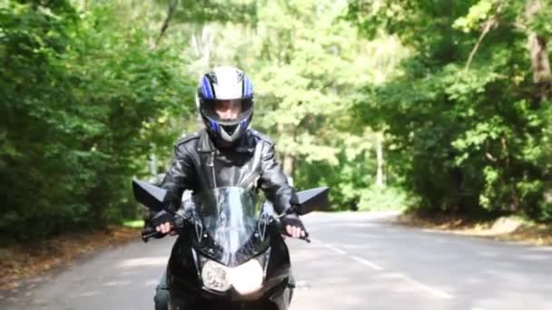 Vélo noir se déplace sur la route asphaltée. Prise de vue proche devant — Video