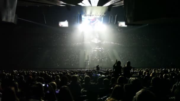 Escena en haces de luz en panorama sala de conciertos — Vídeo de stock