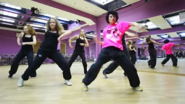 Les filles dansent dans la salle de danse miroir — Video