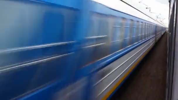 Trenin ters yönden gelen tren geçmiş üzerinden görüntülemek — Stok video