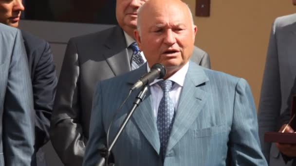 Moscow, Russia , July 28 Mayor of Moscow, Yuri Luzhkov giving speech at the opening of the new apartment building July 28, 2009 in Moscow, Russia. — Stock Video