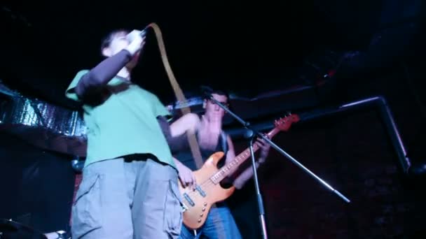 Músicos viven en el escenario en el club — Vídeo de stock